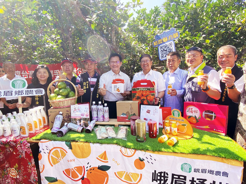 交通部長林佳龍(右5)27日在新竹縣長楊文科(右4)等陪同下,到新竹縣峨眉鄉多處參訪,最後並與返鄉青農交流,協助推廣在地農特產品。中央社記者郭宣彣攝 109年10月27日