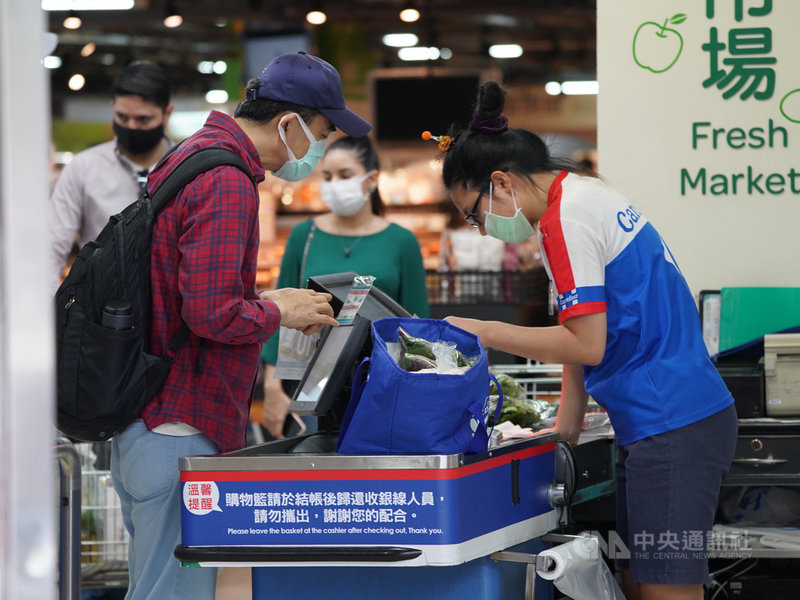 國發會27日公布9月景氣燈號續亮綠燈,綜合判斷分數也增加1分、升至27分,國發會指出,國內景氣正逐漸回穩。因振興三倍券、節慶帶動買氣,9月零售及餐飲業營業額持續擴增。中央社記者徐肇昌攝 109年10月27日