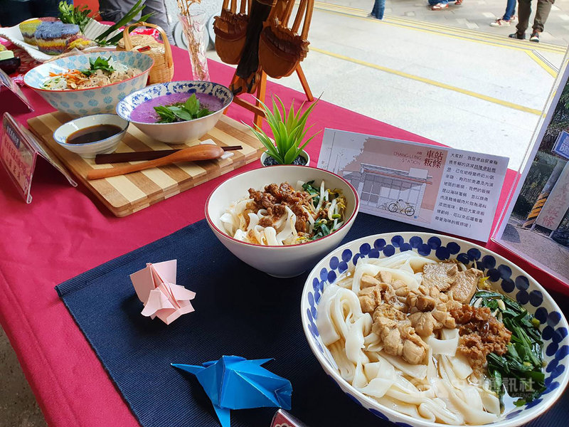 「屏東粄條文化節－粄食共和國嘉年華」將於31日在屏東公園首登場，屏東縣政府為彰顯地方特色美食，特別將客家人的「面帕粄」、閩南人的「粿仔」與新住民的「河粉」，結合為屏東「粄條三兄弟」。中央社記者郭芷瑄攝　109年10月27日