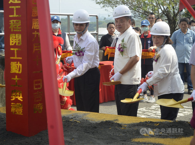嘉義市盧山橋改建工程27日開工動土,嘉義市長黃敏惠(前右起)、議長莊豐安及內政部營建署總工程司游源順一同執鏟,預祝工程順利。中央社記者蔡智明攝 109年10月27日