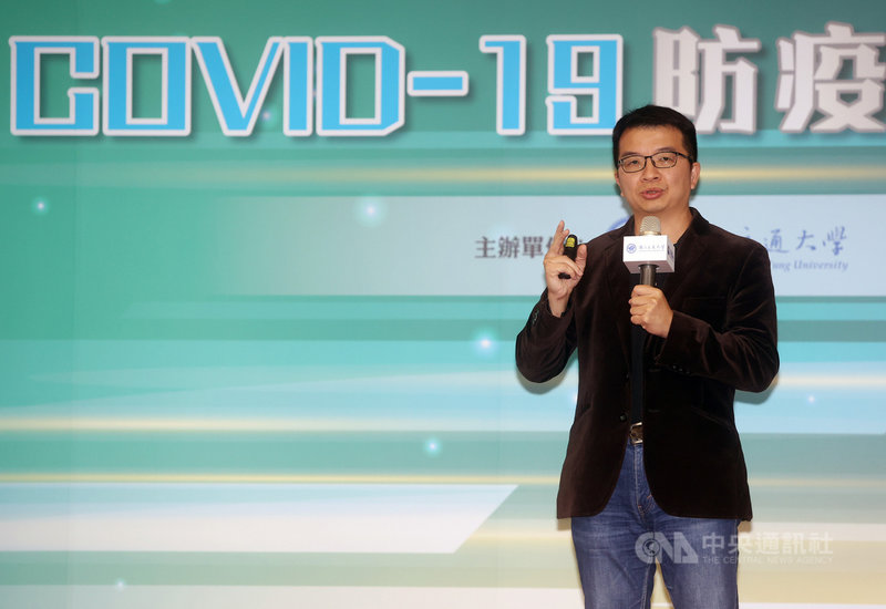 交通大學27日在台北舉行「組合式電晶片平台之COVID-19防疫檢測系統」記者會,交大生物科技系副教授陳文亮指出不同感染階段的病毒量不同,檢測方式可能也不同;組合式電晶片平台在準確性、穩定性、再現性等都超過9成,也符合國際臨床與實驗室標準化研究所制訂的誤差標準。中央社記者鄭傑文攝 109年10月27日