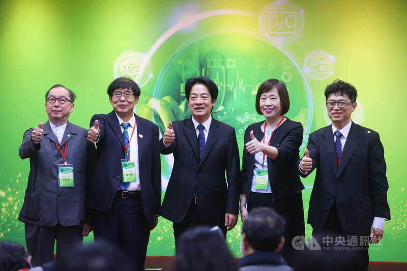 衛生福利部中央健康保險署27日舉行「健保25週年‧健保資料人工智慧應用研討會」,副總統賴清德(中)、健保署長李伯璋(左2)、廣達集團董事長林百里(左1)、國家發展委員會副主任委員高仙桂(右2)、科技部政務次長謝達斌(右1)出席。中央社記者謝佳璋攝 109年10月27日