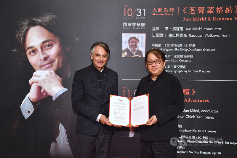 經國家表演藝術中心董事會通過,自2021年8月起,知名指揮家準.馬寇爾(Jun Markl)(左)將任國家交響樂團(NSO)藝術顧問,並已於23日完成簽約。國表藝董事長朱宗慶(右)27日在記者會上與馬寇爾一同展示合約。中央社記者王飛華攝 109年10月27日