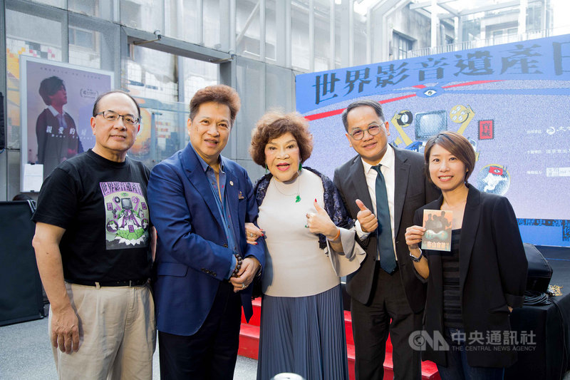 國家電影及視聽文化中心27日舉辦台語電影「泰山寶藏」數位修復版首映,並展示近1年數位修復成果,影視聽中心董事長藍祖蔚(左起)、導演李朝永、台灣影人協會理事長周遊、文化部次長彭俊亨、影視聽中心執行長王君琦出席與會。(影視聽中心提供)中央社記者王心妤傳真 109年10月27日