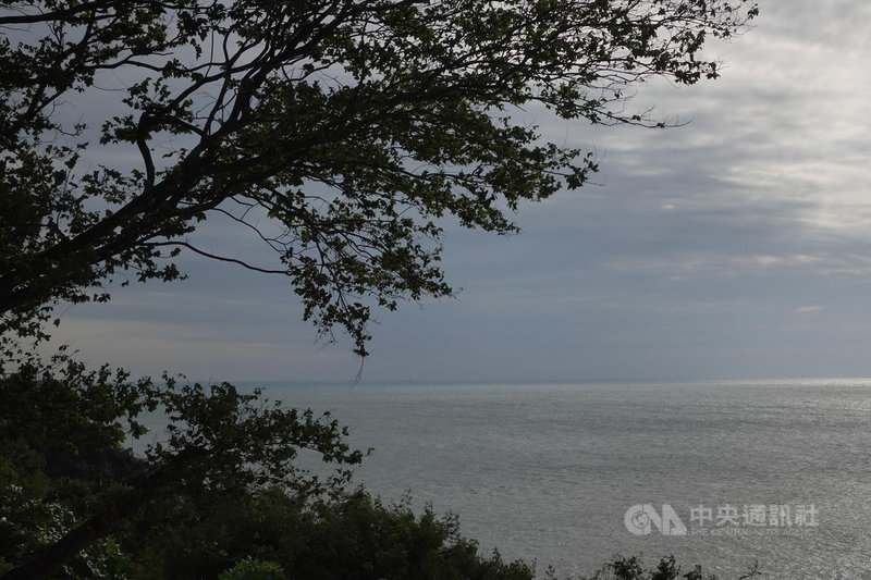 海巡署2000噸級新北艦27日起與馬祖海巡隊共同巡防,強勢驅離越界作業的中國籍船隻。下午3時,馬祖津沙海域不見抽砂船蹤影,目前馬祖限制水域內無抽砂船停留。(馬祖居民提供)中央社記者邱筠馬祖傳真 109年10月27日