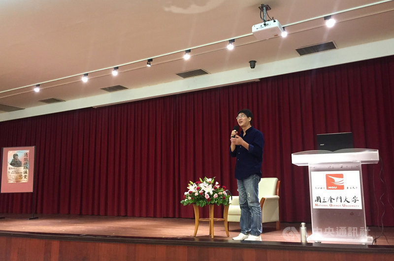 國立金門大學「通識領袖講堂」最近邀請縣籍導演董振良(圖)演講;董振良說,此行倍受禮遇,證明金大是有能力在大型活動中勝任招待和導覽的工作,讓他覺得「金馬獎回歸金門」不再遙不可及。中央社記者黃慧敏攝 109年10月27日