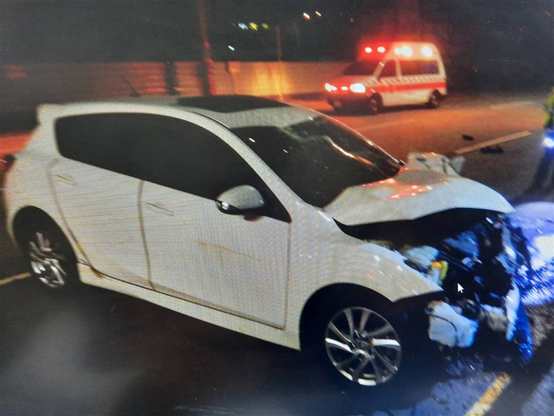 台中市黃姓男子26日晚間騎機車,與林女駕駛的自小客車在清水區一處路口發生碰撞,自小客車車頭嚴重毀損。(民眾提供)中央社記者蘇木春傳真 109年10月27日