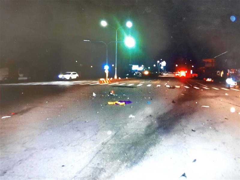 台中市黃姓男子26日晚間騎機車,與林女駕駛的自小客車在清水區一處路口發生碰撞,路面散落大量車輛零件。(民眾提供)中央社記者蘇木春傳真 109年10月27日