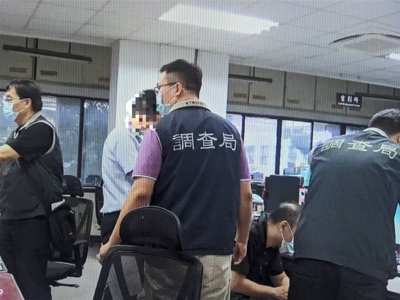 雲林縣政府地政處陳姓和張姓科員長期接受陳姓廠商等人招待喝花酒,再利用職務之便進行工程驗收放水,雲林縣調查站今年9月搜索雲林縣府,帶回陳、張等2名科員及陳姓廠商等5人偵訊。(檢方提供) 中央社記者姜宜菁傳真 109年10月27日