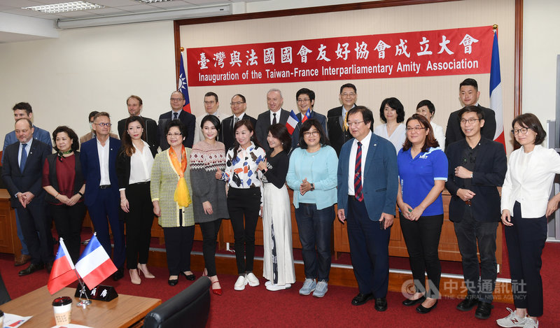 由跨黨派立委組成的立法院「台灣與法國國會友好協會」27日舉行成立大會,會長、民進黨立委蔡適應(後右5)、立法院祕書長林志嘉(後右4)、法國駐台代表公孫孟(後右6)等人出席。中央社記者施宗暉攝 109年10月27日