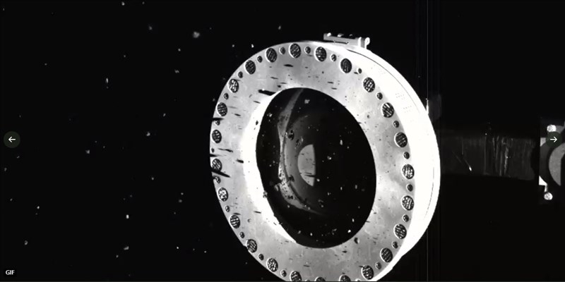 探測器「歐塞瑞斯號」本週在小行星貝努成功以機械手臂抓取大量石塊碎屑樣本。(圖取自twitter.com/OSIRISREx)