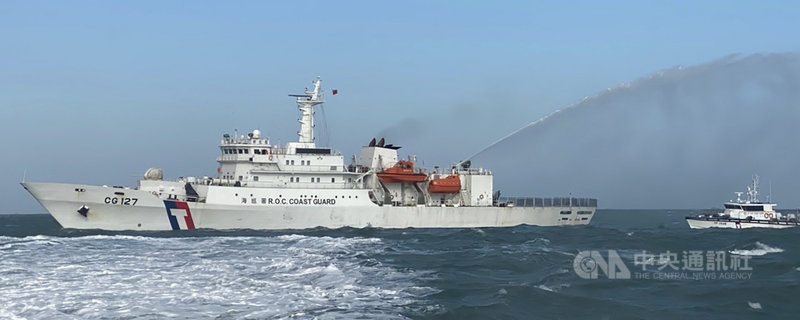 馬祖海域近來出現大量中國籍抽砂船越界作業,馬祖海巡隊小型艦艇來回奔波驅離;為讓抽砂船退出馬祖海域,海巡署2000噸級新北艦27日上午開始與馬祖海巡隊共同執法。(馬祖海巡隊提供)中央社記者邱筠馬祖傳真 109年10月27日