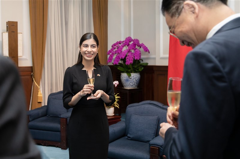 總統蔡英文26日接受尼加拉瓜新任駐台特命全權大使李蜜娜(中)呈遞到任國書。她曾為台灣獎學金的受獎生,2018年畢業於銘傳大學國際企業系。(總統府提供)