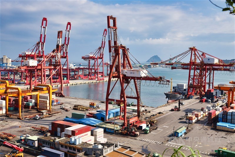 雖有疫情影響,上半年台灣電子零組件出口仍年增20.2%,表現遠優於韓國、日本、中國、香港、新加坡等。(中央社檔案照片)