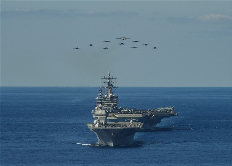 日媒報導,日本、法國、美國2021年5月將首度在日本西南方離島舉行陸上、海上聯合軍事演習,以抗衡中國。圖為10月26日美國與日本聯手展開為期11天的「銳劍」軍事演習。(圖取自facebook.com/ussronaldreagan)