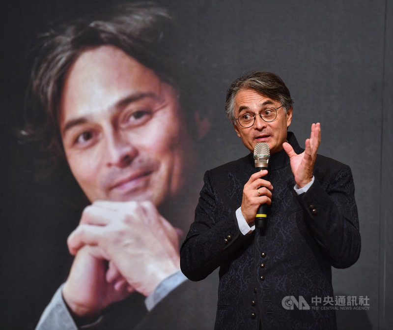 國家交響樂團(NSO)新任藝術顧問簽約記者會27日在國家音樂廳舉辦,準藝術顧問、指揮家準.馬寇爾(Jun Markl)(圖)在會中暢談NSO未來願景。中央社記者王飛華攝 109年10月27日