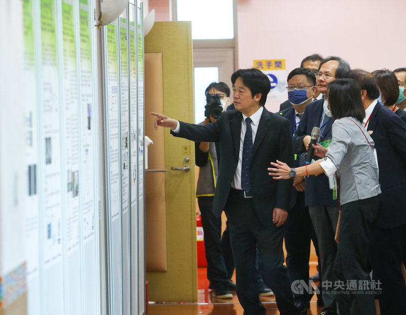 衛生福利部中央健康保險署27日舉行「健保25週年‧健保資料人工智慧應用研討會」,副總統賴清德(左)出席致詞,並參觀現場相關應用展示。中央社記者謝佳璋攝 109年10月27日
