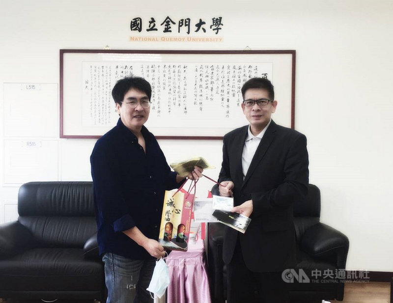 金門導演董振良(左)應金門大學邀請演講,他提到,30多年來與金大校長陳建民(右)3度碰面,每次陳建民的身分都不同,「不變的是我一人」。(國立金門大學提供)中央社記者黃慧敏傳真 109年10月27日