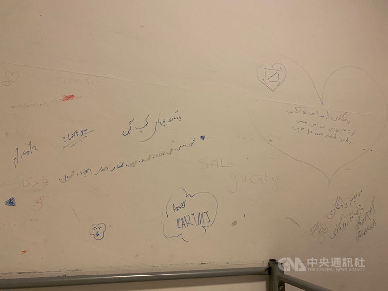 參與反送中運動的香港年輕人Elaine逃亡到德國申請庇護,在難民營拍下這張照片,其他難民因思念家人在牆上的留言,讓她想到香港的親友。(Elaine提供)中央社記者林育立柏林傳真 109年10月28日