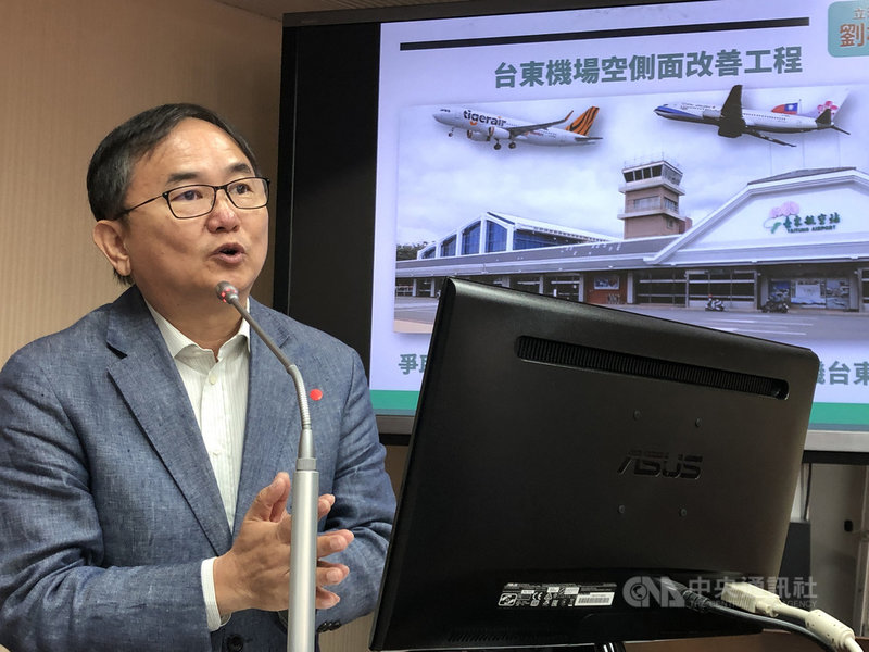 民進黨籍立委劉櫂豪28日在立院質詢時,針對東部交通建設,要求交通部基於交通平權研議整體規劃評估,以及台東機場空側道面改善工程在民國111年完工後,應協助台東航空站爭取國際大型包機,以促進國際觀光。(劉櫂豪服務處提供)中央社記者盧太城台東傳真 109年10月28日