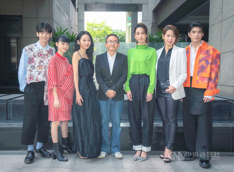電影「青春弒戀」28日在台北舉行開鏡儀式,導演何蔚庭(中)率領主要演員林柏宏(左起)、姚愛寗、李沐、林哲熹(右起)、丁寧、陳庭妮亮相。(電影青春弒戀提供)中央社記者葉冠吟傳真 109年10月28日
