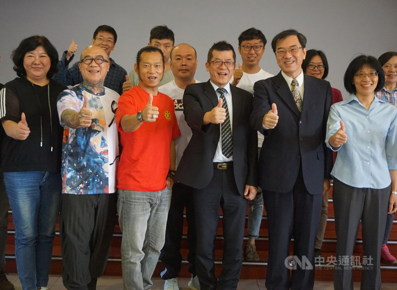 福建更生保護會28日邀請導演顏正國(前左3)到金門監獄,與收容人分享從人生低潮回到正軌的心路歷程,並和福建更生保護會董事長林邦樑(前右2)等與會人士合影留念。中央社記者黃慧敏攝 109年10月28日