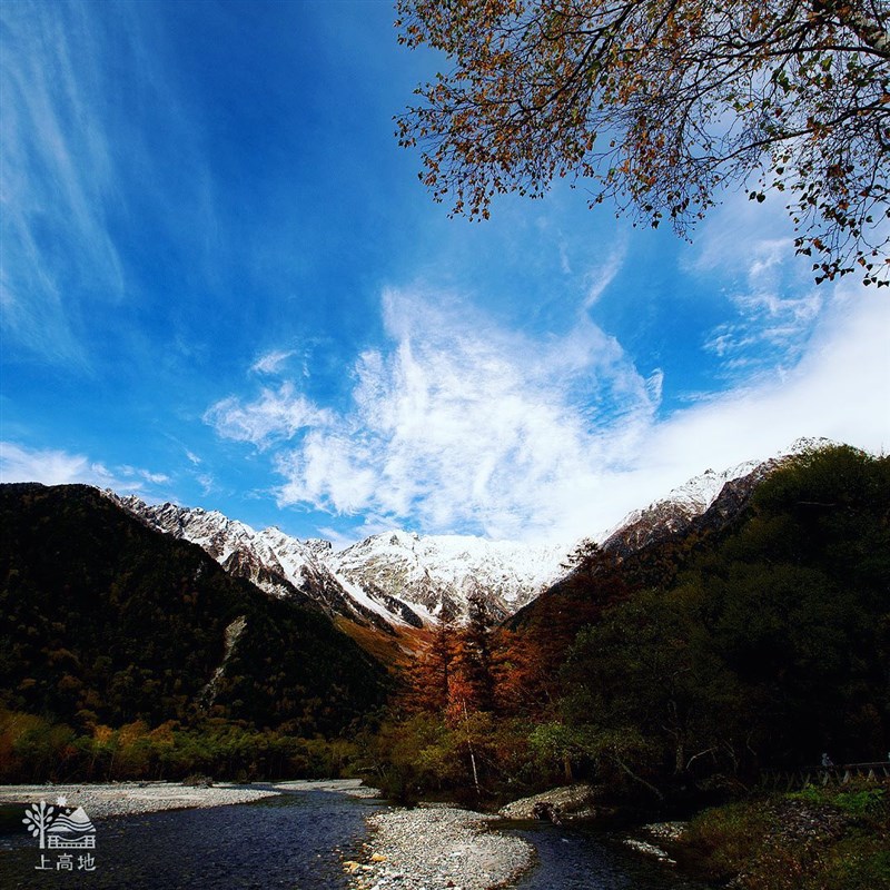 踏上上高地河童橋,還可遠望初雪覆蓋的穗高岳連峰。(圖取自facebook.com/KamikochiOfficial)