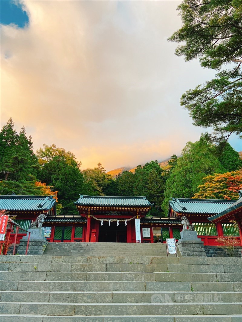 日光二荒山神社向來是旅遊勝地,2020年因疫情之故格外清幽,少了如織的遊人,中宮祠在漸次變色的紅葉映照下份外寧靜。(讀者JongJong Tzai提供)