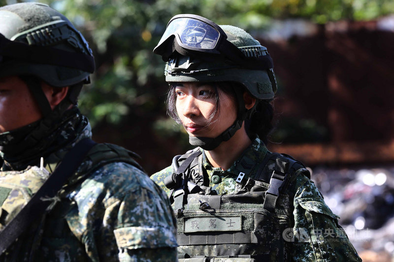 陸軍584旅28日實施戰力防護演練,一名女性戰車駕駛參與演訓。中央社記者游凱翔攝 109年10月28日