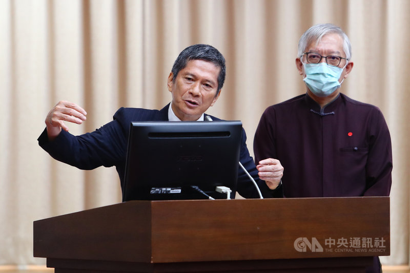 文化部長李永得(左)28日在立法院教育及文化委員會受訪時表示,任命國父紀念館長梁永斐(右)接任國美館長考量行政協調能力,梁永斐是第一人選。中央社記者王騰毅攝 109年10月28日