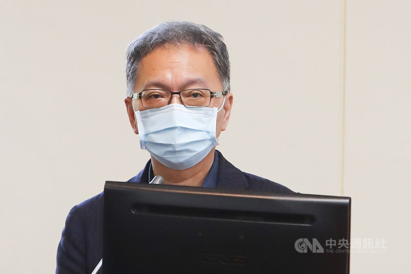 多個縣市政府訂定自治條例規定萊克多巴胺零檢出,恐牴觸中央法規。衛福部次長薛瑞元(圖)28日指出,110年若仍牴觸,將以公告方式宣布自治條例無效。中央社記者王騰毅攝 109年10月28日