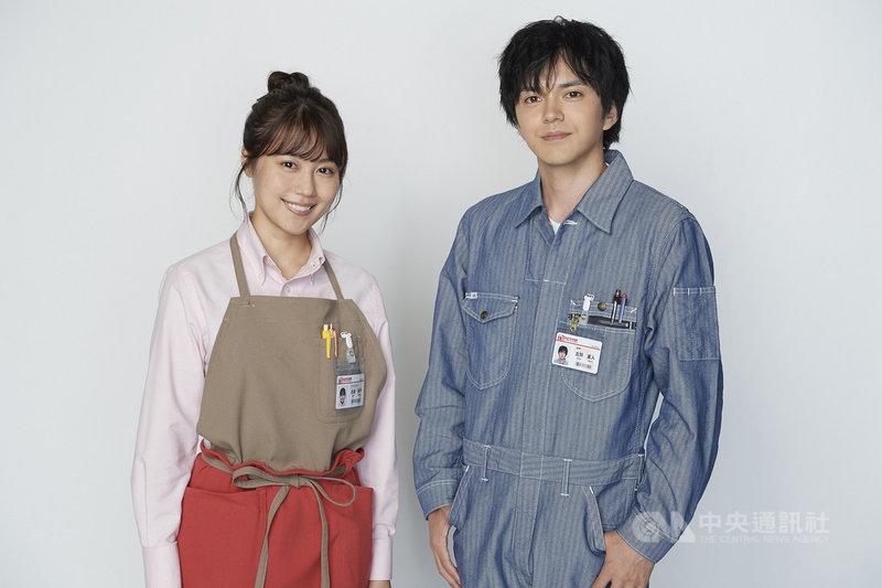 以BL劇「大叔的愛」爆紅的林遣都(右)在新劇「姐姐的戀人」改愛女生,以溫暖笑容融化日本女星有村架純(左)。(friDay影音提供)中央社記者葉冠吟傳真 109年10月28日