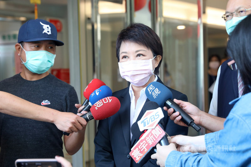 萊劑美豬110年1月開放進口,台中等多個縣市在食安自治條例規定萊克多巴胺不得檢出,行政院發文要求檢討修正,台中市長盧秀燕(中)28日受訪回應,光憑一紙公文要求廢止,市府非常不認同,不會同意。中央社記者趙麗妍攝 109年10月28日