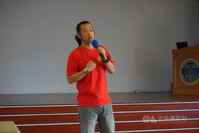 導演顏正國28日以更生人身分前往金門監獄,與收容人分享走過人生低潮的心路歷程,勉勵收容人創造更好人生。中央社記者黃慧敏攝 109年10月28日