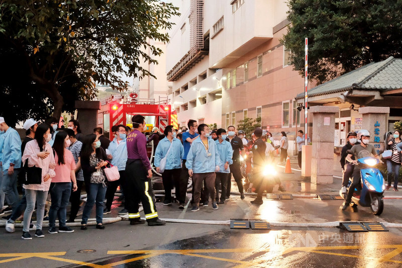 桃園市龜山區欣興電子工廠28日發生火警,桃園市消防局指出,火勢約在下午5時15分獲得控制,全廠區目前已經疏散2000多名員工。中央社記者吳睿騏桃園攝 109年10月28日