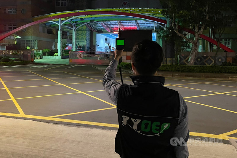 桃園市龜山區欣興電子工廠28日下午發生火警,至深夜火勢已獲控制但仍未完全撲滅。環保局晚間表示,已派員在事故點上、下風處以儀器量測,目前都未檢出總揮發性有機物,將持續在現場監測直到火勢撲滅。(桃園市政府環保局提供)中央社記者吳睿騏桃園傳真 109年10月28日