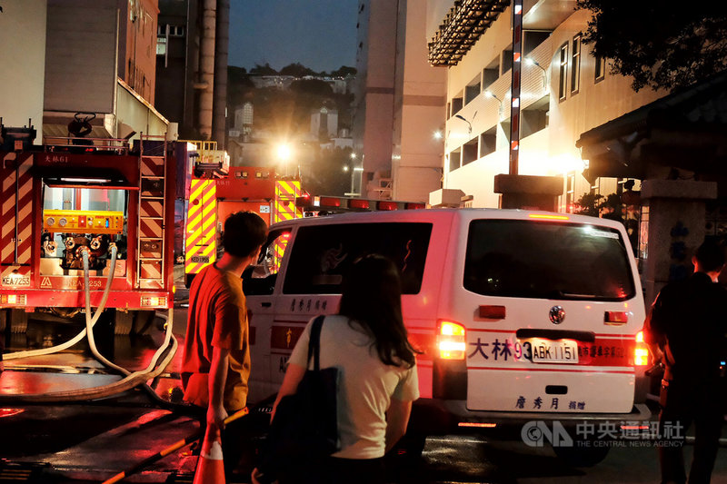 桃園市龜山區PCB大廠欣興28日發生火警,確切損失金額調查評估中。消防局則表示,搶救過程有7名救災消防員因遭酸性化學液體噴濺,出現皮膚過敏反應,已送醫檢查,目前了解並無大礙。中央社記者吳睿騏桃園攝 109年10月28日