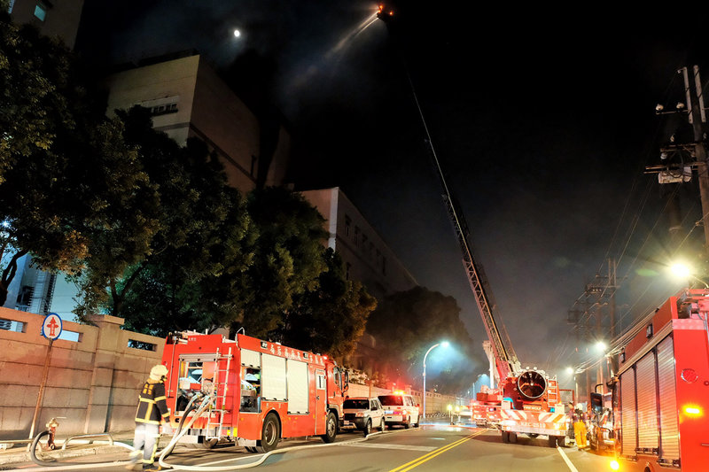 桃園龜山欣興電子工廠28日下午發生火警,大火傍晚雖已獲控制,但廠房內仍有多處悶燒或出現零星火勢,加上部分空間存有化學物品,在完全滅火前不宜貿然進入,消防隊員將漏夜處理,預估要到29日火勢才能完全撲滅。中央社記者吳睿騏桃園攝 109年10月28日