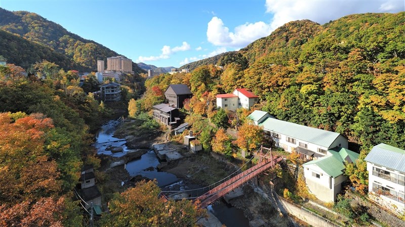 有「札幌後花園」美譽的定山溪溫泉在北海道札幌市西南方近郊,10月17日迎來賞楓時節。(圖取自facebook.com/jozankei)