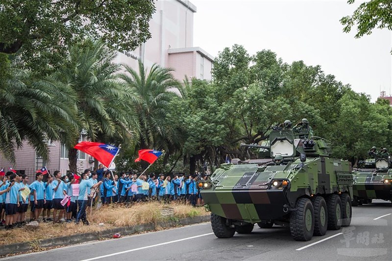 國軍進行「戰備任務訓練實兵演練」,八輪甲車戰術機動行經南投高中時,學生揮舞國旗,為國軍加油打氣。(軍聞社提供)中央社記者謝佳珍傳真 109年10月28日
