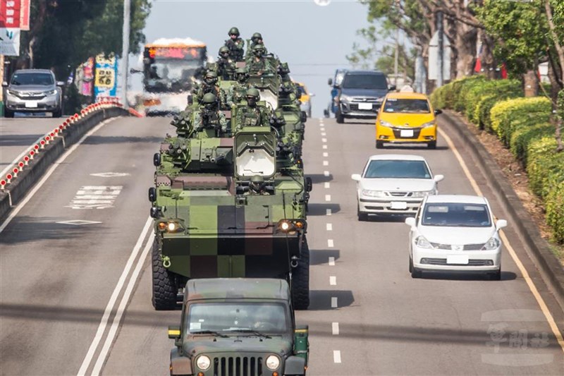 國軍第四季「戰備任務訓練實兵演練」,甲車、戰車等各式車輛行經市區道路。(軍聞社提供)中央社記者謝佳珍傳真 109年10月28日