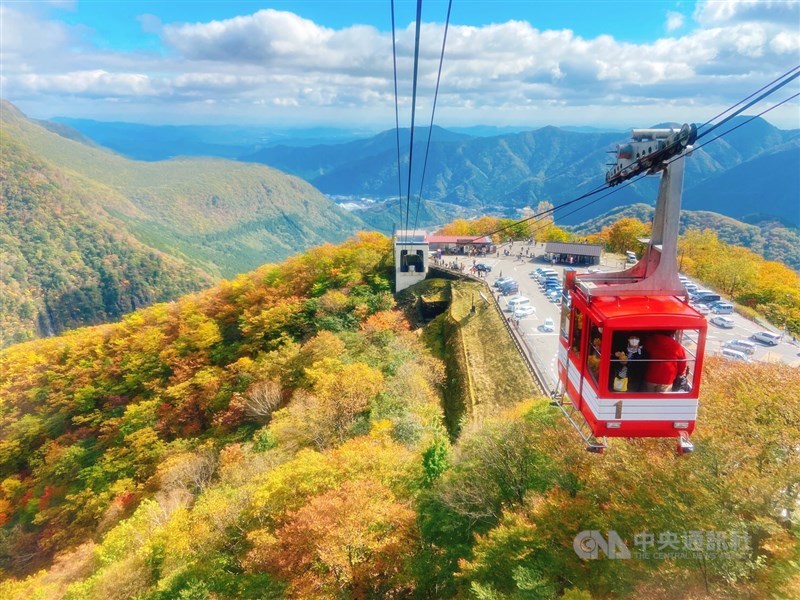 日光明智平纜車兩旁的山景隨四季變化,10月下旬後,搭乘纜車向外望,能欣賞到被秋意染紅的楓葉。(讀者JongJong Tzai提供)