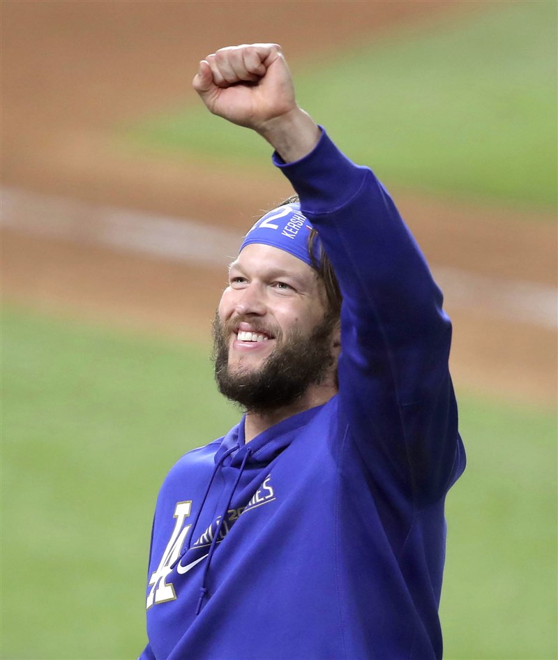 32歲左投柯蕭縱橫MLB 13年,招牌曲球與滑球威力無窮,三度摘下國聯賽揚獎,八度入選明星球員,幾乎篤定取得退休後進入名人堂的門票。(共同社)