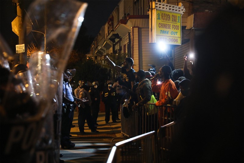 美國賓州費城警方26日射殺一名據稱持刀的非裔男子後,費城連續兩晚爆發街頭示威。(法新社)