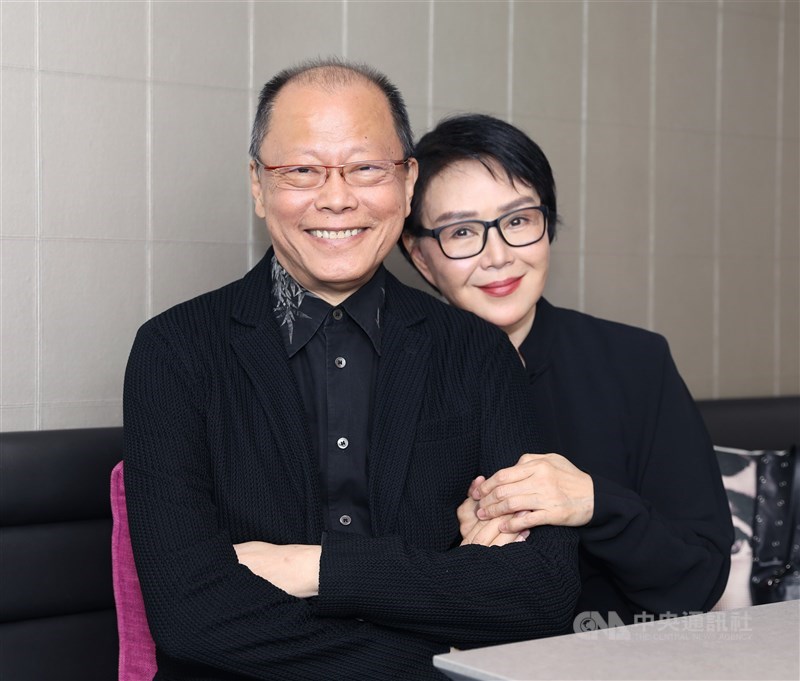 金馬獎導演、琉璃工房創辦人張毅(左)27日傳出病況危急。圖為2019年張毅與妻子楊惠姍受邀出席新加坡華語電影節。(中央社檔案照片)