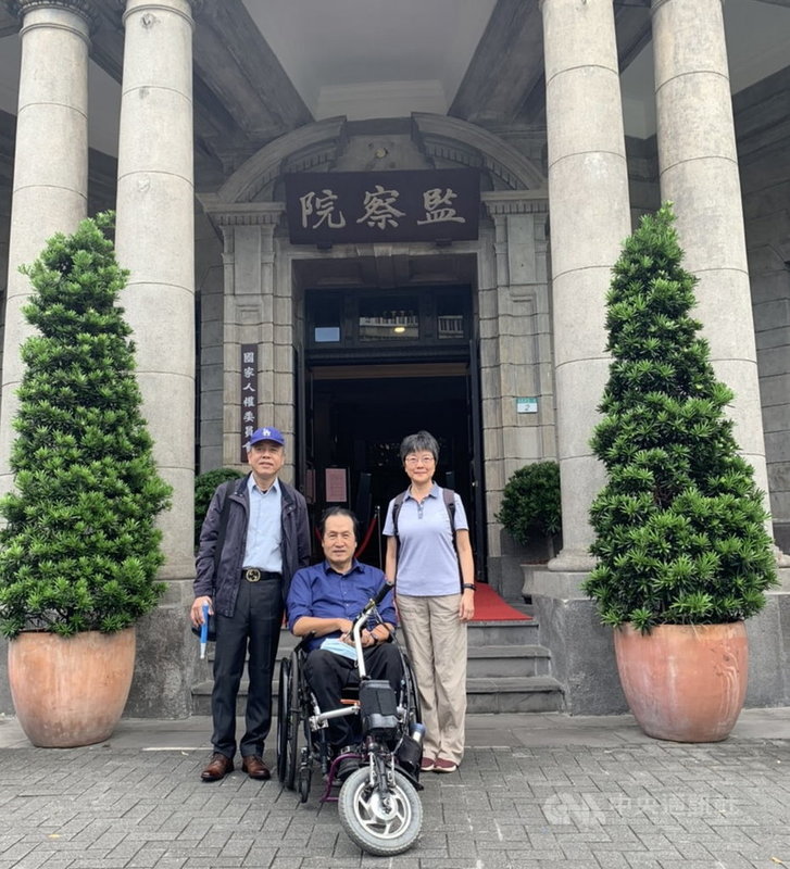 中華民國身心障礙聯盟認為,勞動部多年來在保障身障勞工權益上欠缺作為,28日由障盟常務理事呂鴻文(左起)、理事長劉金鐘、常務理事舒靜嫻代表赴監察院提出陳情書,籲監委行使調查,促使勞動部儘早修法,納入身心障礙勞工提早退休機制等。(身心障礙聯盟提供)中央社記者張茗喧傳真 109年10月28日