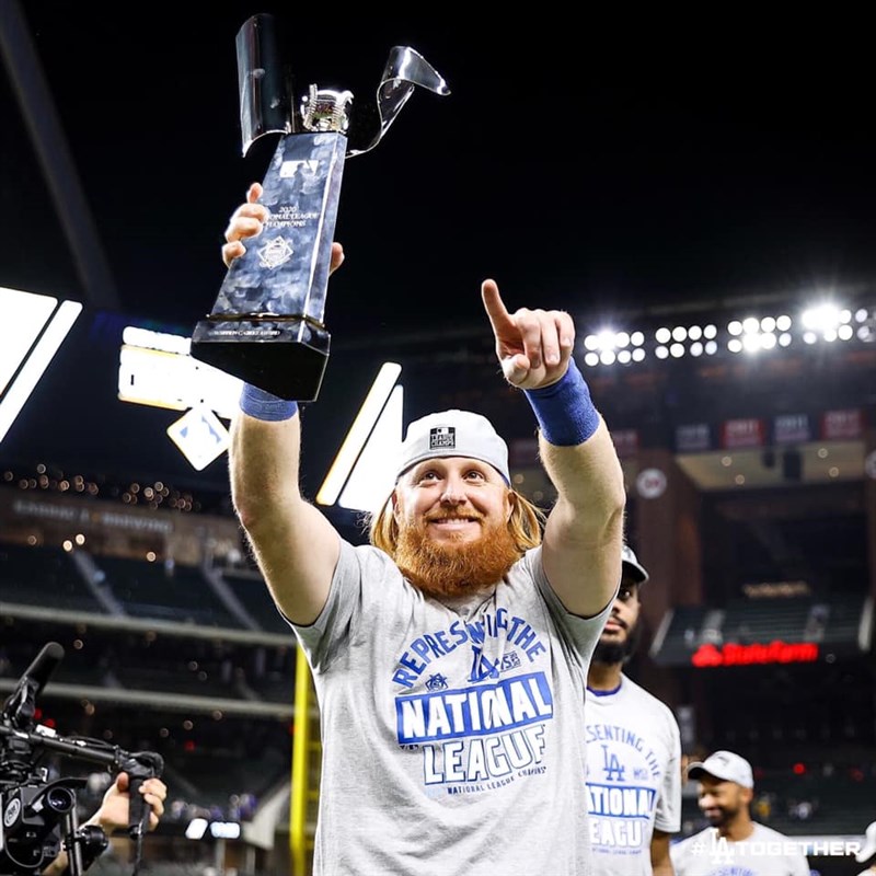 MLB世界大賽27日打到第6戰洛杉磯道奇擊敗坦帕灣光芒,奪下冠軍。但剛完賽就傳出道奇三壘手特納確診武漢肺炎。圖為道奇18日逆轉淘汰勇士闖進MLB世界大賽時,特納開心慶祝。(圖取自facebook.com/Dodgers)