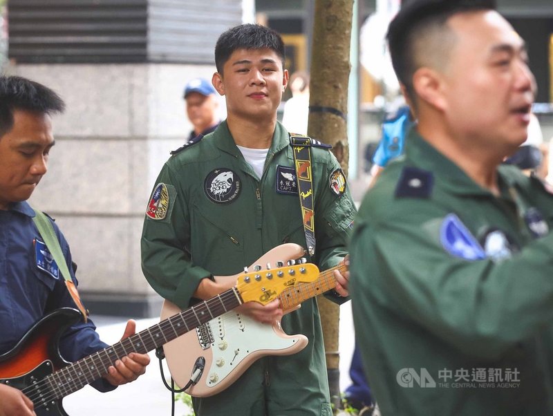 空軍一架F-5E戰機29日失事,飛官朱冠甍上尉(中)傷重送醫不治,圖為8月演出照片。中央社記者游凱翔攝 109年10月29日