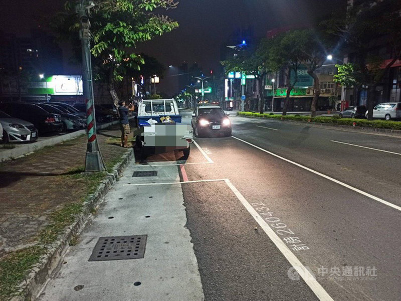 黃姓男子29日凌晨疑似酒後駕駛小貨車在高雄市鳥松區本館路與澄清路口撞擊機車騎士,肇逃又於逃逸過程波及4輛機車與1輛汽車,因機車卡住貨車而棄車逃逸,警方循線逮捕肇事黃男,他的酒測值0.33MG/L,全案依公共危險、肇事逃逸案移送橋頭地檢署偵辦。(仁武分局提供)中央社記者王淑芬傳真 109年10月29日