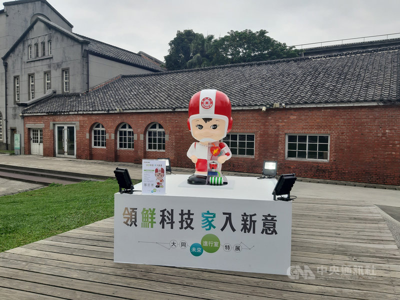 百年老店大同公司經營權變天,將在下週一召開董事會選出新任董事長;29日大同公司舉行「大同未來進行室特展」,展場外矗立大同寶寶。中央社記者潘智義攝 109年10月29日
